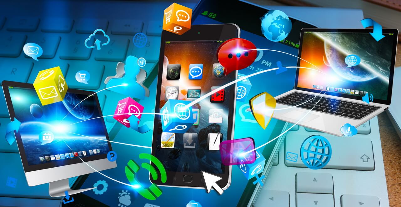 Symbole popularnych aplikacji internetowych wirujących wokół urządzeń mobilnych
